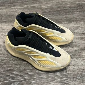 Yeezy safflower 700 womens size 8